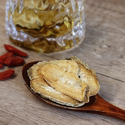 Rodajas de raíz de bardana. Elimina el calor y desintoxica, antiinflamatorio para resfriados con síntomas de calor. 4oz
