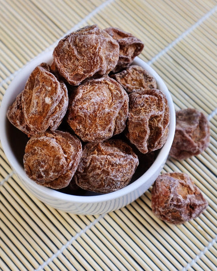 Ciruelas saladas muy grandes y dulces. Deliciosas y no saladas. Un snack agridulce y saludable.