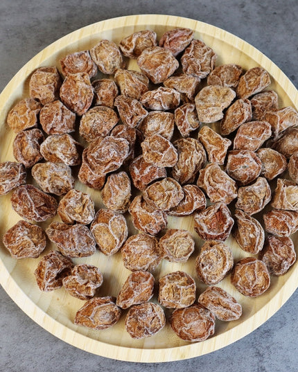 Ciruelas saladas muy grandes y dulces. Deliciosas y no saladas. Un snack agridulce y saludable.