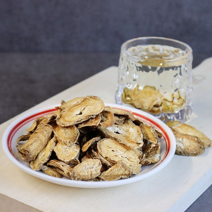 Rodajas de raíz de bardana. Elimina el calor y desintoxica, antiinflamatorio para resfriados con síntomas de calor. 4oz