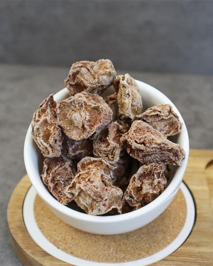 Ciruelas saladas muy grandes y dulces. Deliciosas y no saladas. Un snack agridulce y saludable.